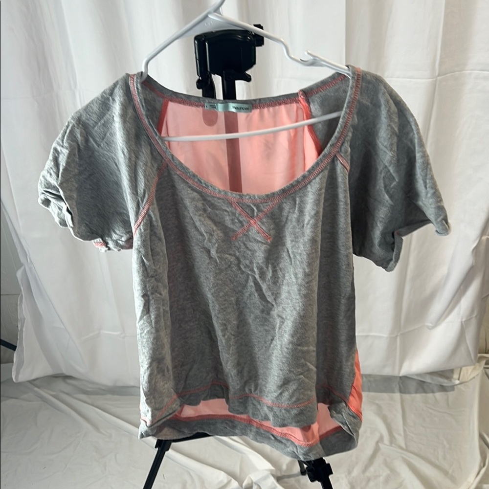 Maurices Gray Pink Short Sleeve Crop T-Shirt with Relaxed Fit